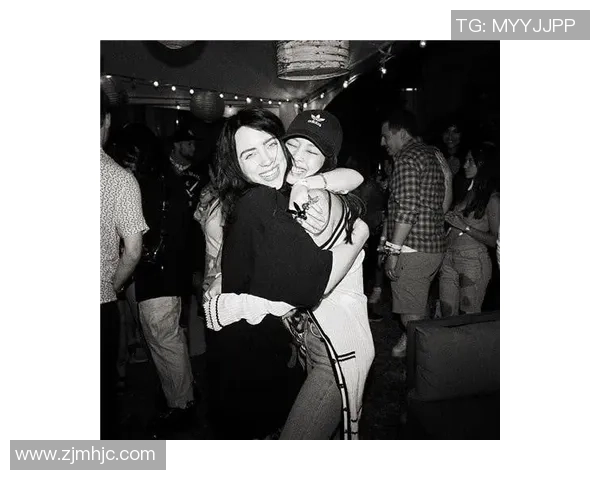 Jennie与足球明星亲密合影展现友谊与魅力引发粉丝热议